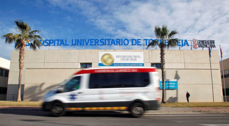 Un cigarret provoca l’incendi a l’hospital de Torrevieja i deixa dos ferits