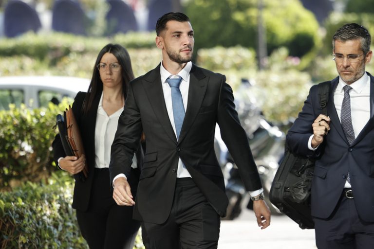 Rafa Mir i Pablo Jara se senten en la banqueta a València per presumpta agressió sexual a dos dones