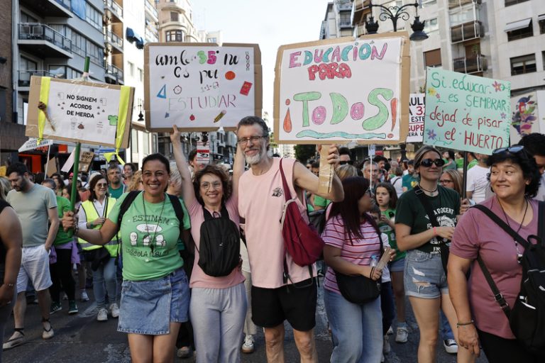 Les famílies demanen a Educació negociar per a frenar la vaga indefinida del professorat