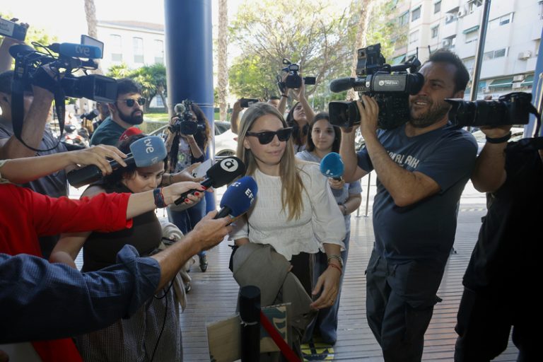 La exconcejala d’Urbanisme admet que desconeix si els seus sogres estan empadronats en Els Naus