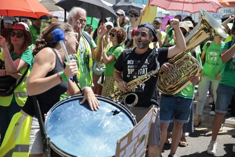 La Banda Indefinida posa banda sonora i suport terapèutic a la vaga docent a València