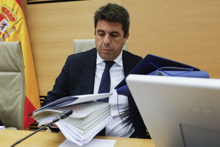 Mazón condiciona el lliurament de les seues crides i missatges a la fallada sobre si és testimoni o investigat