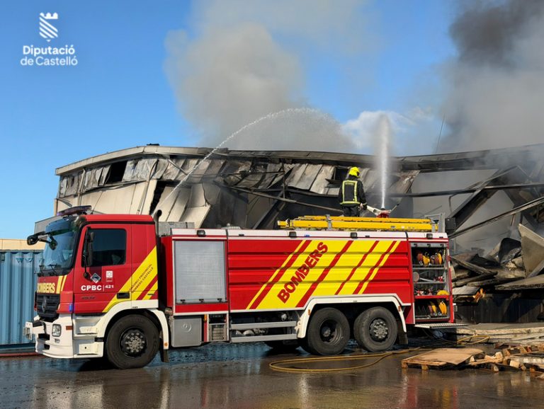 Controlat l’incendi en una empresa de processament d’ametla a Vall d’Alba