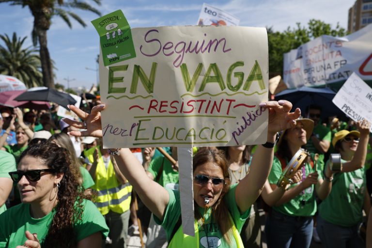 El professorat valencià entra en la seua tercera setmana de vaga indefinida amb una nova proposta sindical