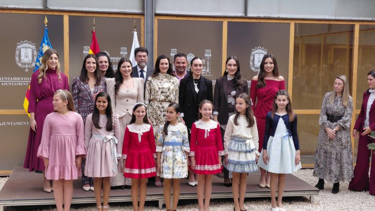 Barcala rep a les noves belleas del foc i els reconeix com a símbol de les Fogueres