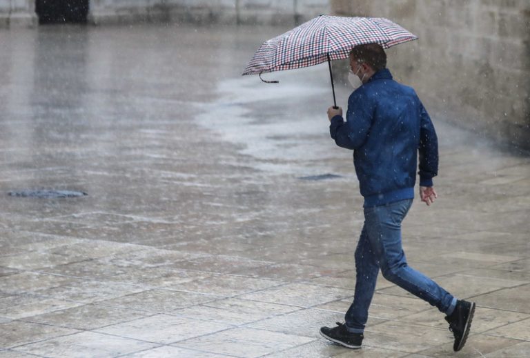 Una tempesta descarrega 72,4 l/m² en una hora a Alzira i activa avisos per pluja intensa