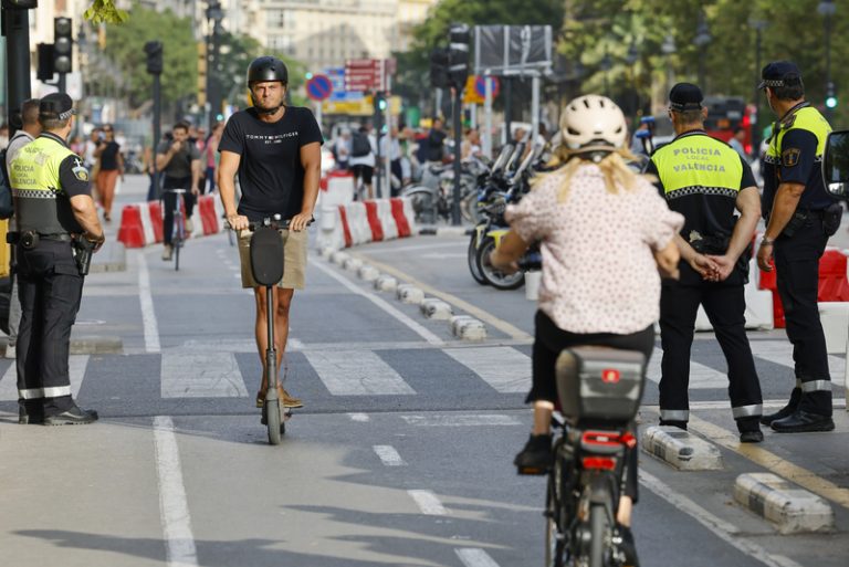 La Policia Local de València immobilitza 129 patinets i reforça els controls en barris conflictius