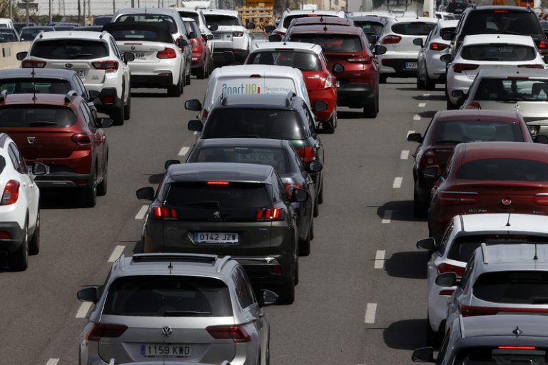 Un accident en l’A-7 a la Cañada causa cues de fins a 8 quilòmetres a Paterna