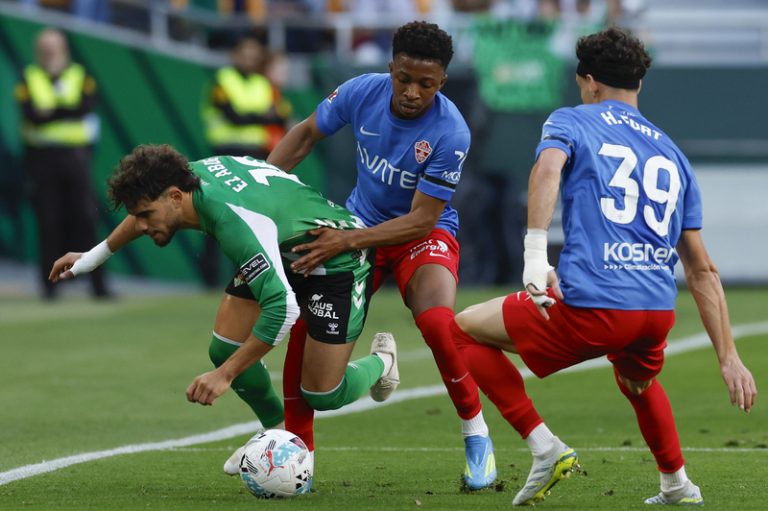 Empat al descans entre Betis i Elx amb gols de Cucho i Héctor Fort