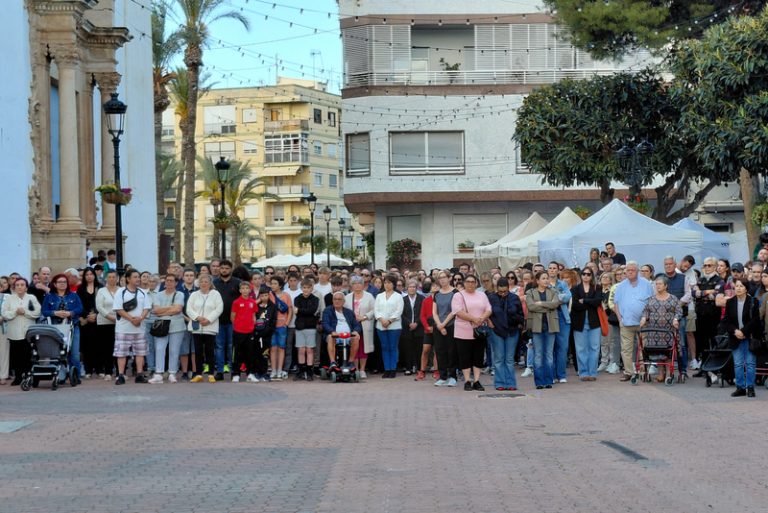 Dolores es bolca en un emotiu minut de silenci pel crim masclista en la caserna de la Guàrdia Civil