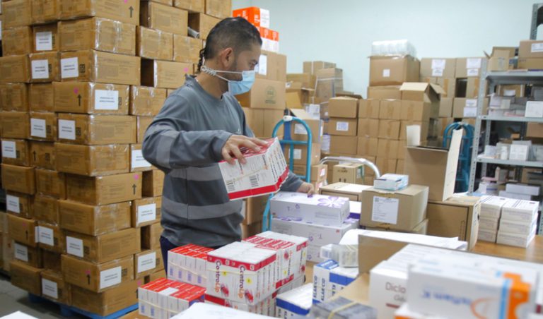 Quatre de cada deu majors pot confondre la seua medicació per envasos similars, alerta una tesi de la UA