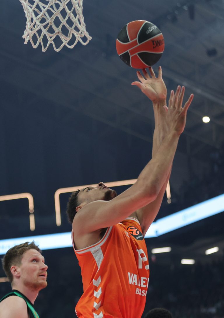 Neal Sako celebra una classificació històrica del València Basket per a la Final Four de l’Eurolliga