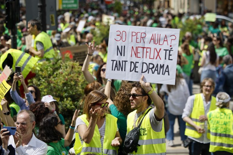 Milers de docents, famílies i alumnes prenen els carrers per una escola pública de qualitat
