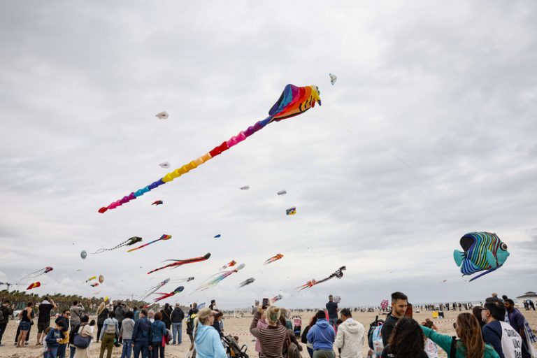 El Festival de Cometes transforma la platja del Cabanyal en un espectacle de color