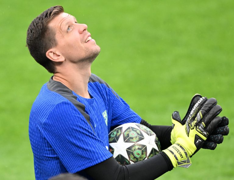 Pepelu actua de central i Duro lidera l’atac del València davant un Barcelona amb Szczesny en la porteria