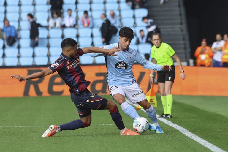 Celta i Llevant marxen al descans amb empat a un en Balaídos