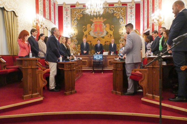 Desallotgen del ple d’Alacant a tres persones que protestaven per la vaga de professors
