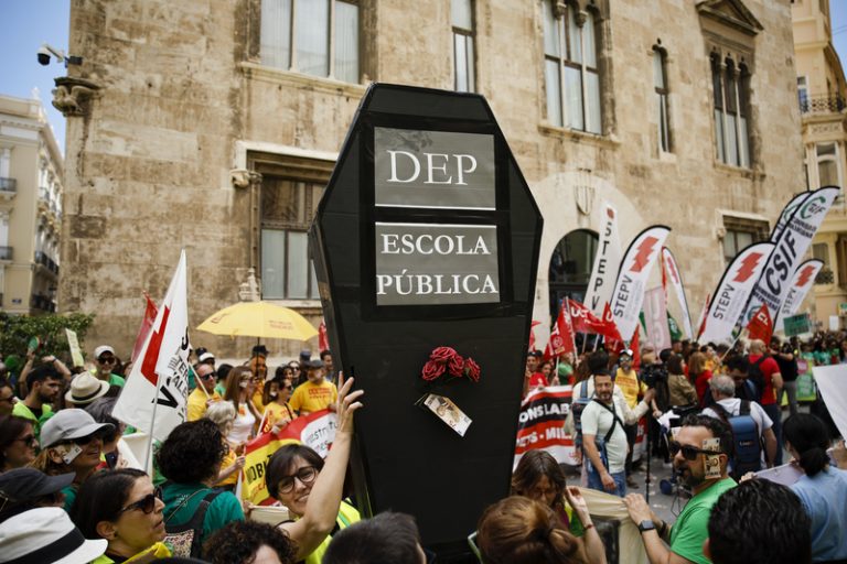 Docents valencians exhibixen un taüt davant el Palau per a denunciar la situació de l’escola pública