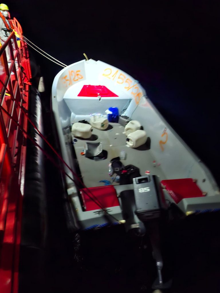 Rescatada una pastera amb 19 migrants enfront de la costa d’Alacant