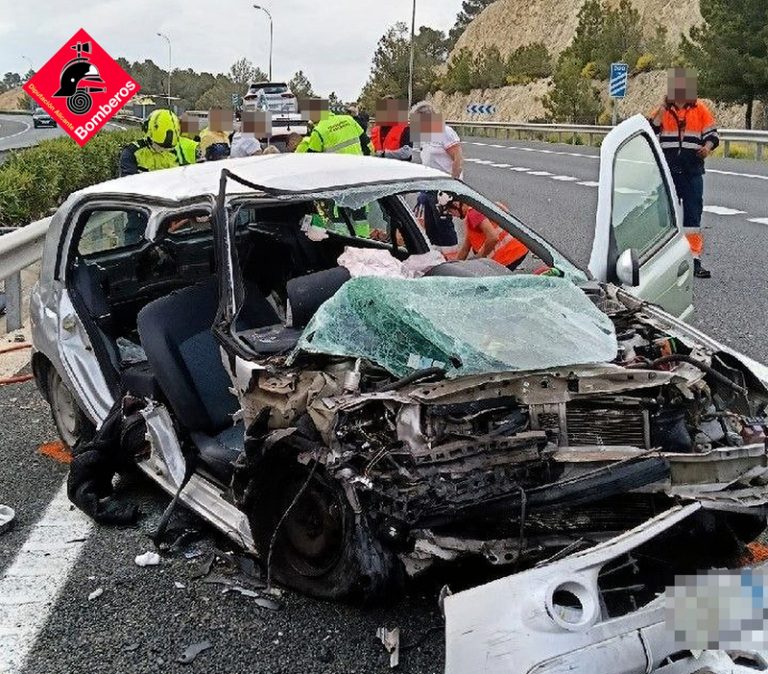 Tres ferits en una col·lisió frontal amb un cotxe en sentit contrari en l’A-7 a Tibi