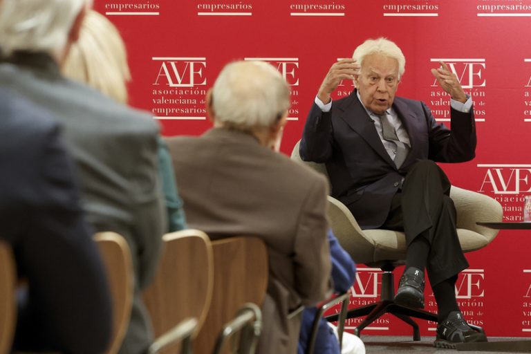 Felipe González augura que Europa necessitarà fins a deu anys per a assumir la seua seguretat i defensa