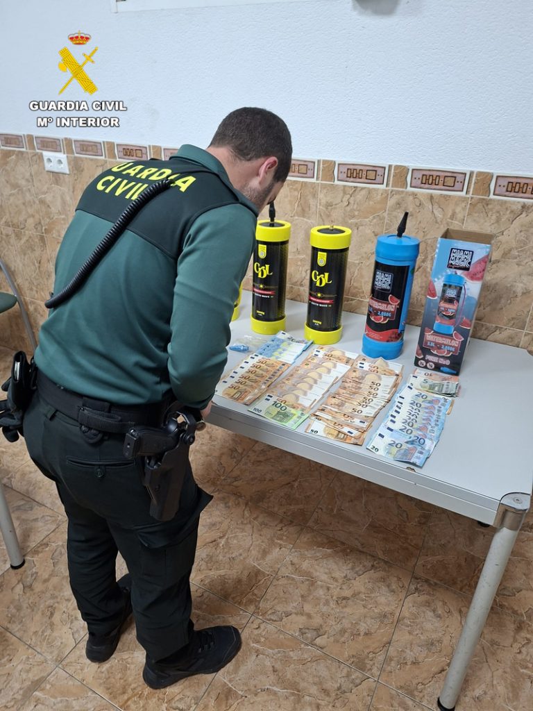 Detingut a Beniparrell amb quatre botelles d’òxid nitrós i més de 2.500 euros en el cotxe