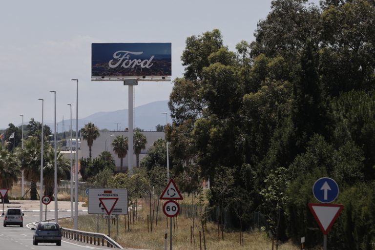 Ford Almussafes encara una setmana clau per a definir el seu nou marc laboral