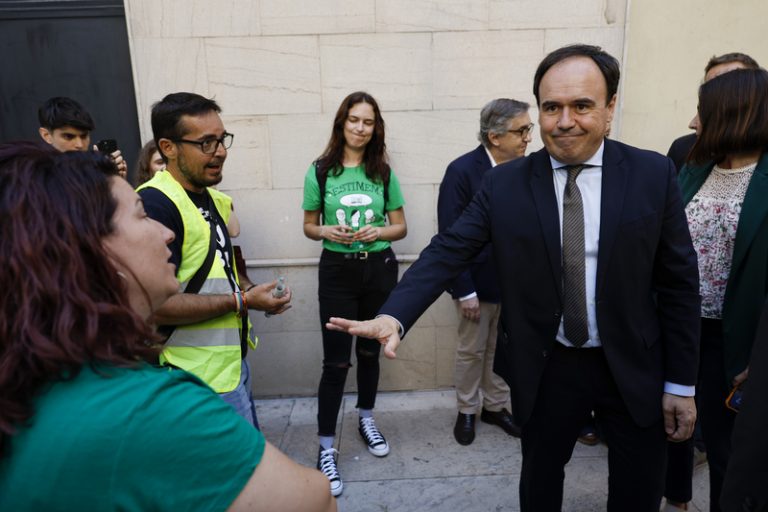 Pérez Llorca defén davant docents en vaga que no firmarà compromisos que no puga complir