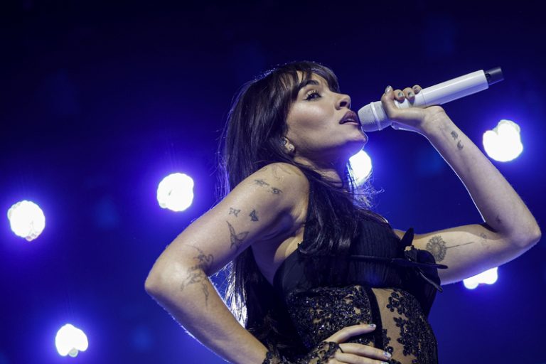 Aitana transforma el Roig Arena a la seua Habitació Blava en una nit de Superestrella