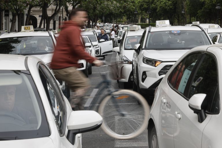 Els taxistes convoquen una altra manifestació el divendres i advertixen de nous escarnis a València