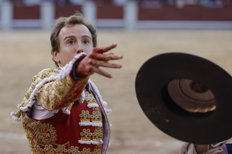 Román aconseguix una orella insuficient davant un gran bou de Conde de Mayalde a San Isidro