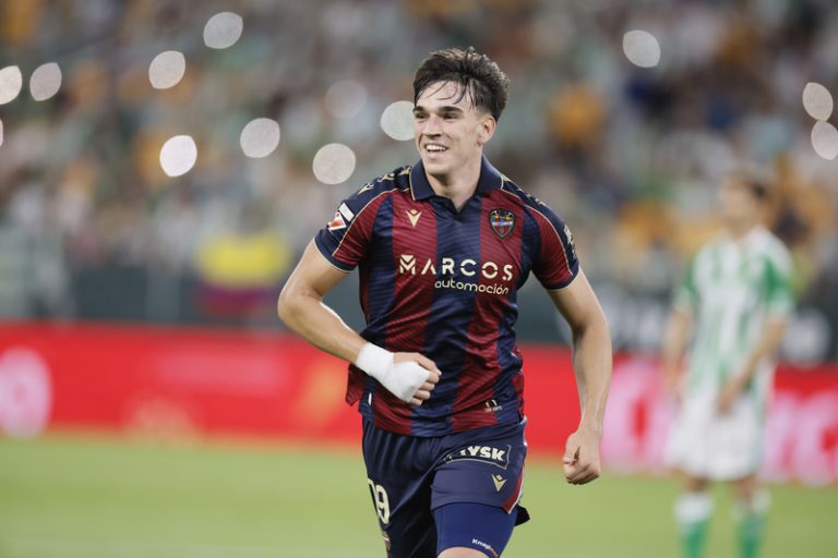 Empat al descans entre Betis i Llevant en La Cartoixa amb gols de Abde i Carlos Espí