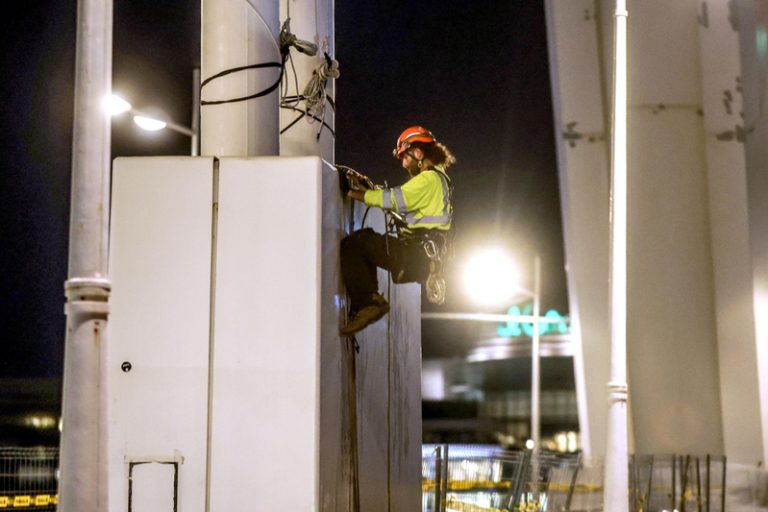 Grues de 90 metres reparen de nit el pont de lAssut de lOr a València