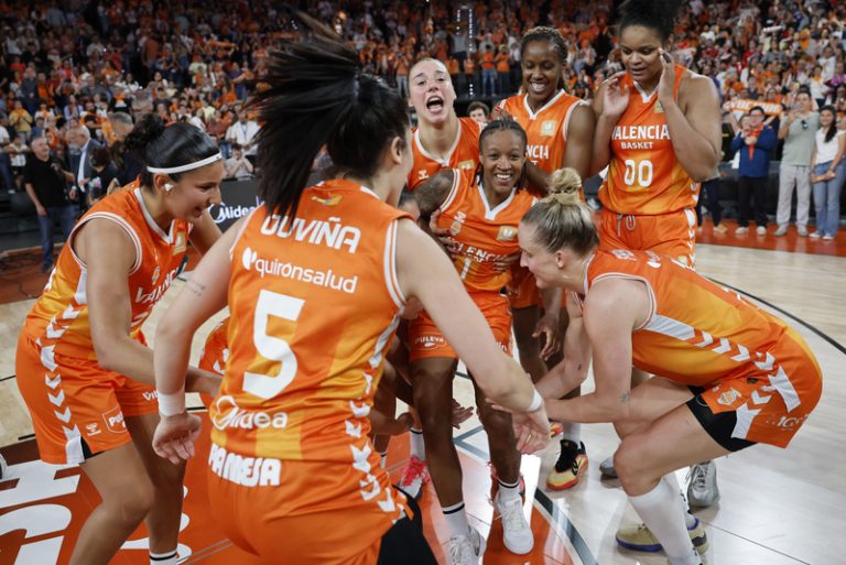 Yvonne Anderson decidix la Lliga Femenina amb una canastra sobre la botzina