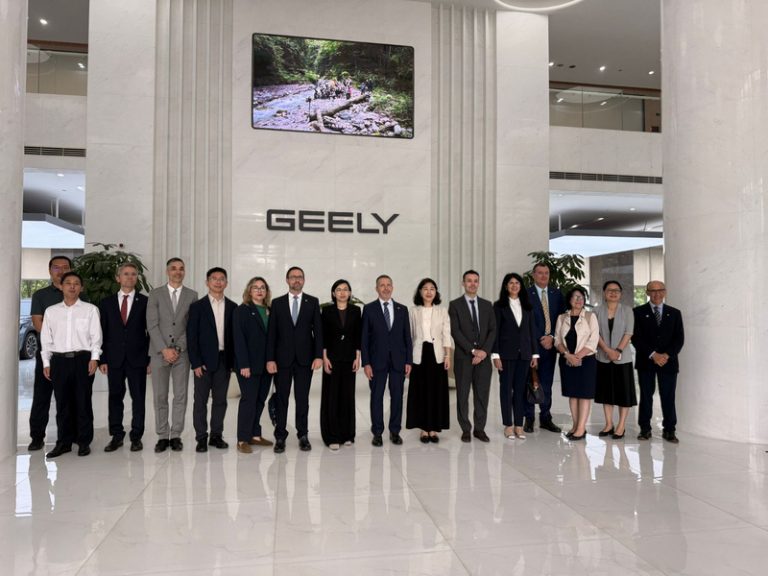 La UPV i Geely reforcen la seua aliança per a impulsar talent i innovació en automoció