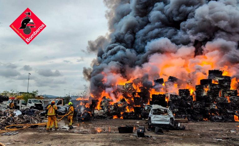 L’incendi en un desballestament d’Orihuela es manté controlat en la campa exterior