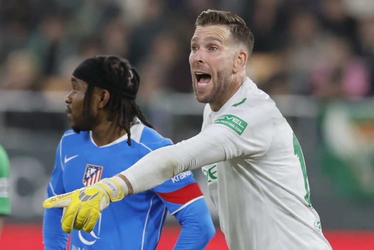 Adrián San Miguel s’acomiada com a titular en el Betis davant el Llevant