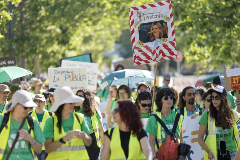 El professorat culmina la segona setmana de vaga amb protestes en el centre de València