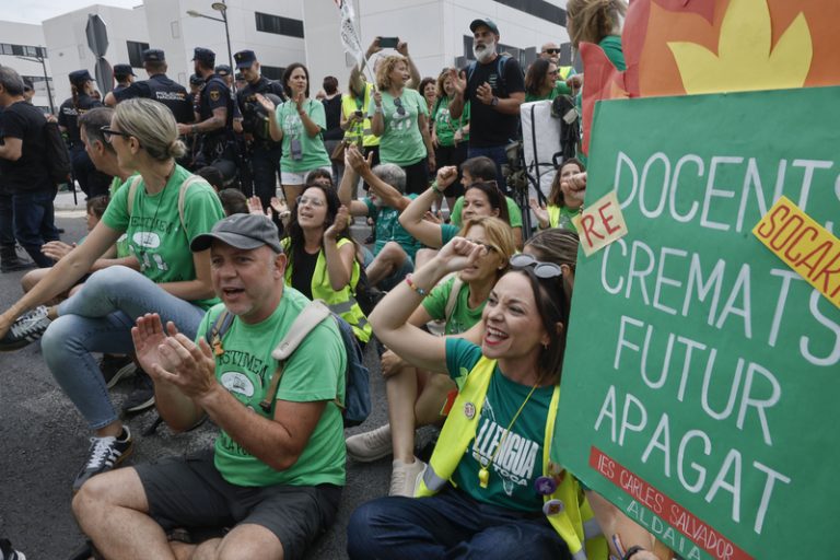 Novena reunió entre Educació i sindicats per a intentar tancar un acord i frenar la vaga docent