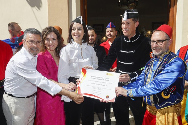Morant se suma als Moros i Cristians d’Elda i enaltix una festa igualitària i multitudinària