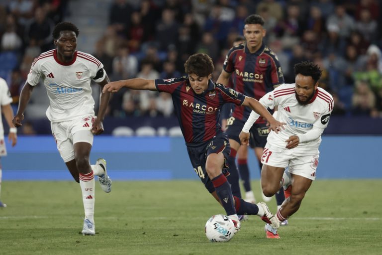 Carlos Álvarez patix una lesió de turmell i perilla la seua final de Lliga amb el Llevant