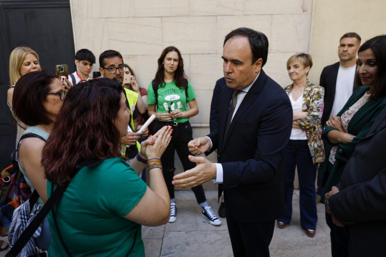Pérez Llorca promet resoldre el conflicte educatiu i defén que seguirà la negociació amb els docents