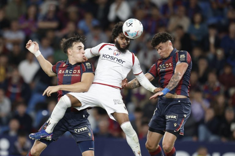 El Llevant remunta un 0-2 davant Osasuna i s’agarra a la permanència amb un 3-2 agònic