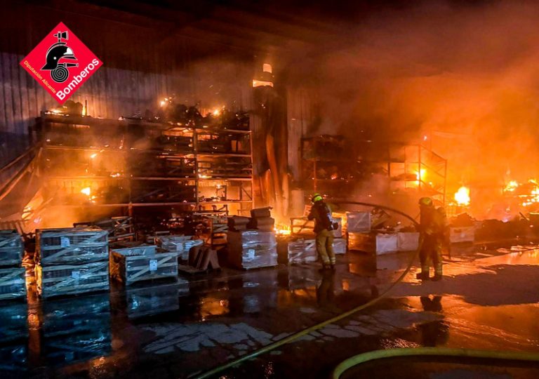 Els bombers donen per controlat l’incendi en una fàbrica de teules d’Agost