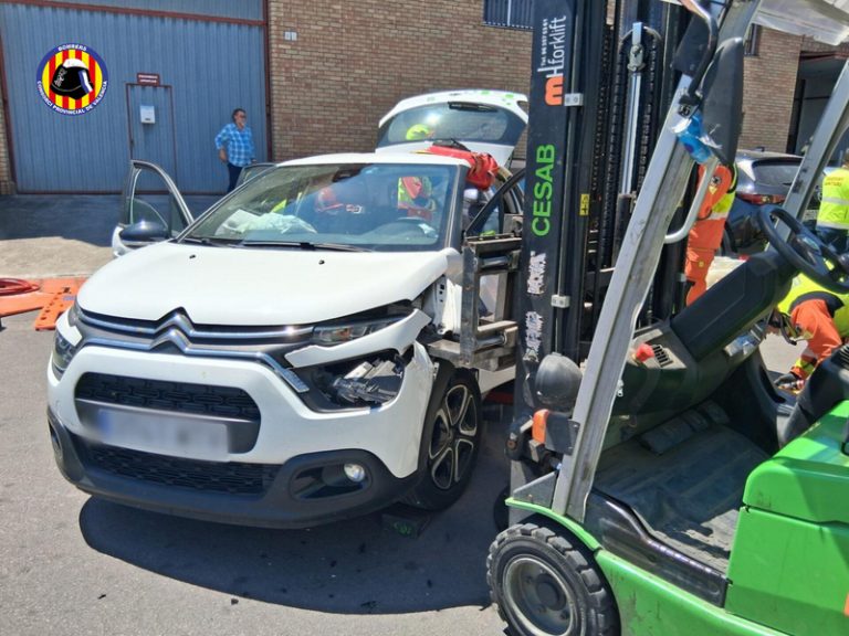 Els bombers rescaten a un conductor atrapat per la pala d’un carretó en un polígon de Rafelbunyol