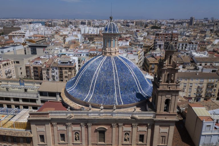 Dos anys d’obres i 35.000 teules per a salvar la gran cúpula de l’Escola Pia de València