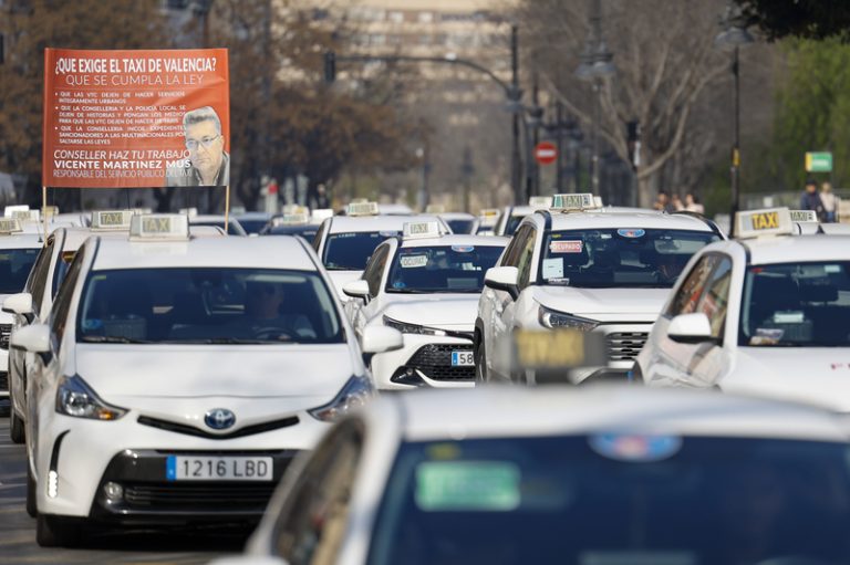 Els taxistes col·lapsen el centre de València contra l’auge dels VTC i el vacio normatiu