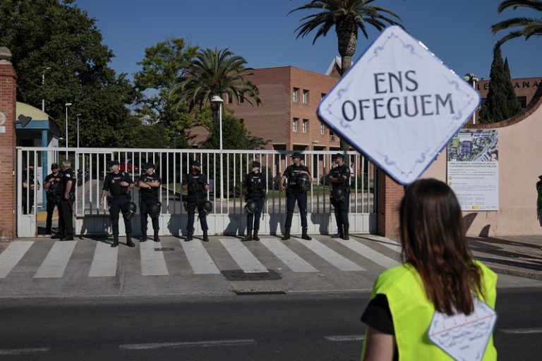 Els sindicats docents entreguen a Educació un nou document i tornen a la taula de negociació a les 16 hores