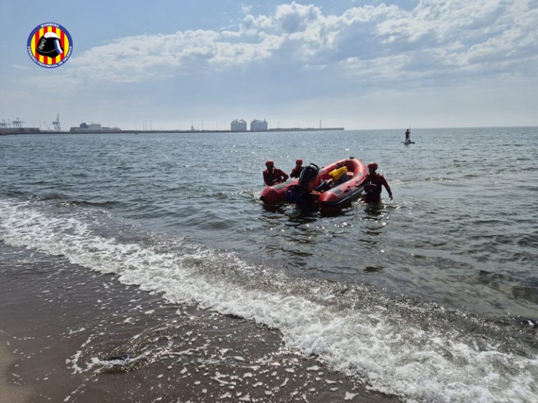 Dos persones rescatades il·leses després de l’accident d’un hidroavió enfront de Sagunt