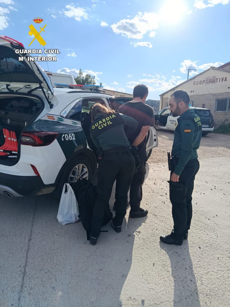 Detinguts a Ademuz tres hòmens amb una tona de coure robat de línies telefòniques